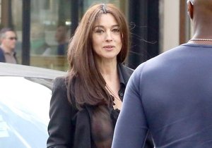 Monica Bellucci svou košilí zaujala i exotického muže