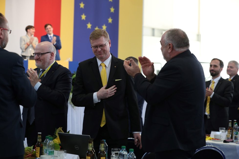 Po svém posledním projevu ke straníkům sklidil Pavel Bělobrádek mohutný potlesk