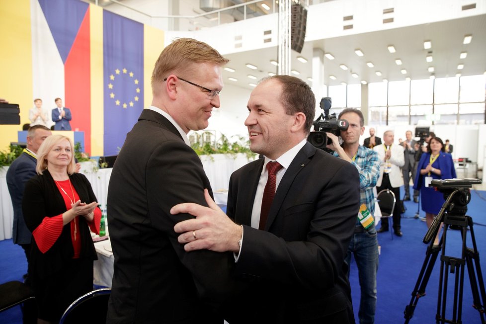 Marek Výborný přijímá gratulace ke zvolení od končícího předsedy KDU-ČSL Pavla Bělobrádka