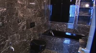 I koupelny si Zuzana Belohorcová přála v tmavých barvách.