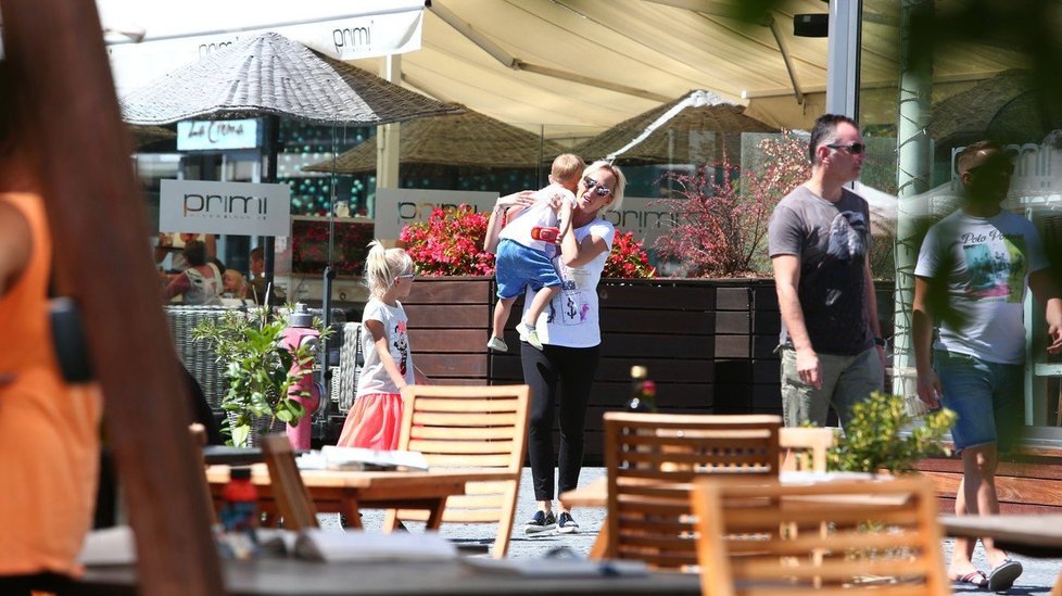 Zuzana Belohorcová si užívá s dětmi na Slovensku.