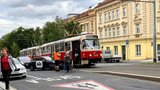 Respekt si tramvaj nevyzvonila: Na Břevnově ustřelila automobilu nárazník!