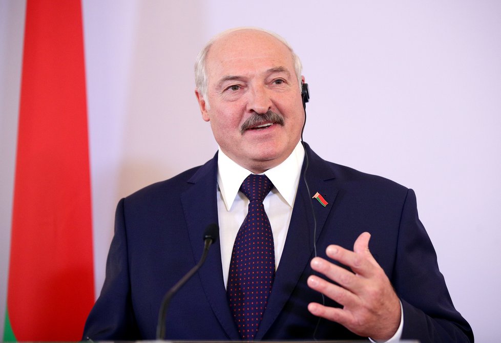 Prezident Lukašenko na virus radil Bělorusům saunu, hokej a vodku.