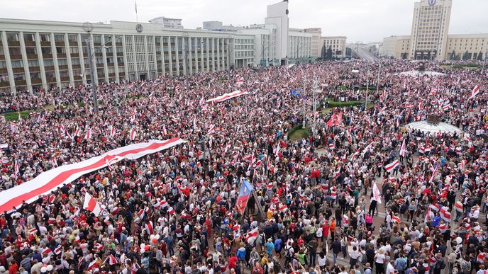 V Minsku proti Lukašenkovi demonstrovalo více než 100 000 lidí