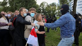 Protivládní protest v běloruském Minsku. Účastnilo se ho zhruba 100 tisíc lidí (13. 9. 2020)