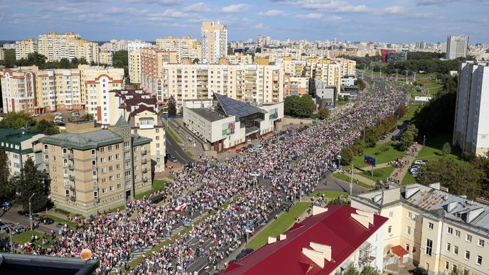 Protivládního protestu v běloruském Minsku se zúčastnilo okolo sto tisíc lidí
