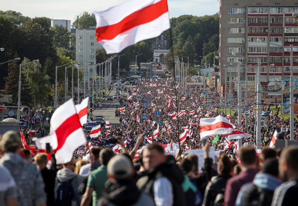 Protivládní protest v běloruském Minsku. Účastnilo se ho zhruba 100 tisíc lidí (13. 9. 2020)