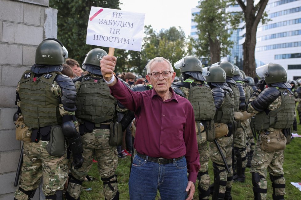 Protivládní protest v běloruském Minsku. Účastnilo se ho zhruba 100 tisíc lidí (13. 9. 2020).