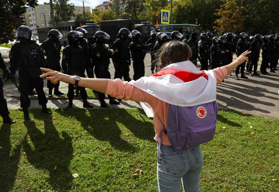 Protivládní protest v běloruském Minsku. Účastnilo se ho zhruba 100 tisíc lidí (13. 9. 2020).