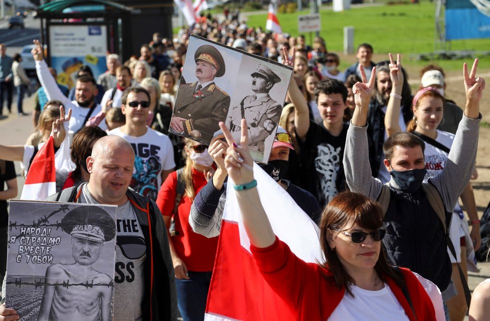 Protivládní protest v běloruském Minsku. Účastnilo se ho zhruba 100 tisíc lidí (13. 9. 2020)