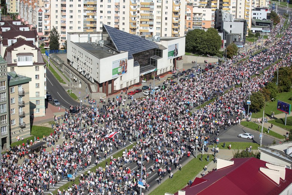 Protivládní protest v běloruském Minsku. Účastnilo se ho zhruba 100 tisíc lidí (13. 9. 2020)