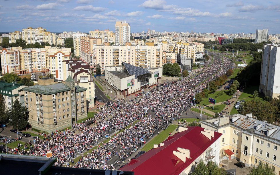 Protivládní protest v běloruském Minsku. Účastnilo se ho zhruba 100 tisíc lidí (13. 9. 2020).