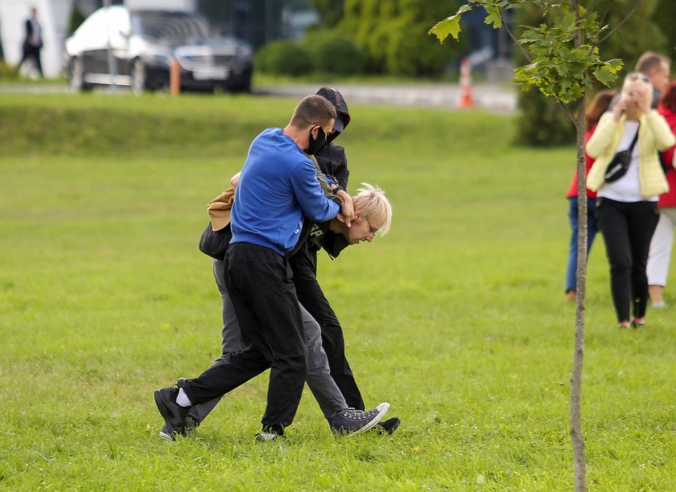 Protivládní protest v běloruském Minsku. Účastnilo se ho zhruba 100 tisíc lidí (13. 9. 2020).