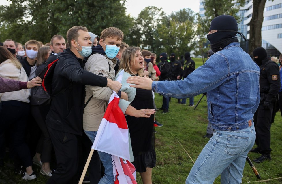 Protivládní protest v běloruském Minsku. Účastnilo se ho zhruba 100 tisíc lidí (13. 9. 2020).