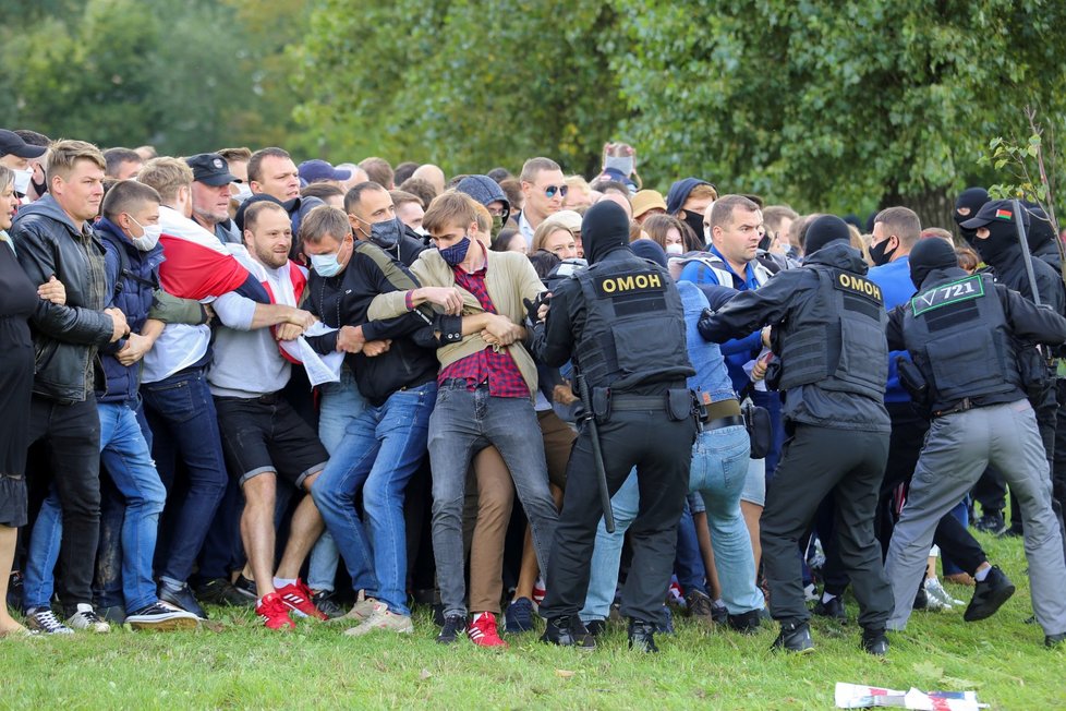 Protivládní protest v běloruském Minsku. Účastnilo se ho zhruba 100 tisíc lidí (13. 9. 2020).