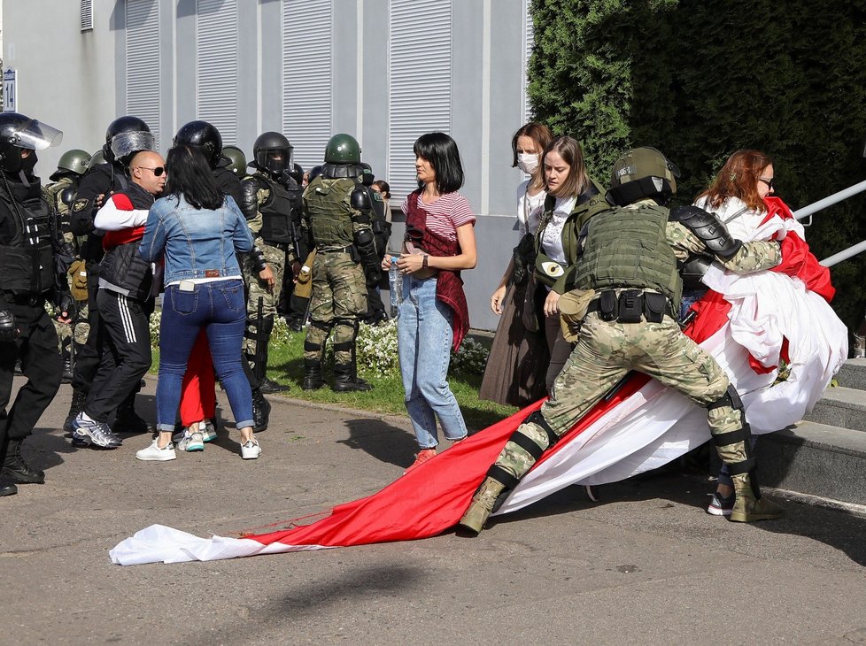 Protivládní protest v běloruském Minsku. Účastnilo se ho zhruba 100 tisíc lidí (13. 9. 2020).