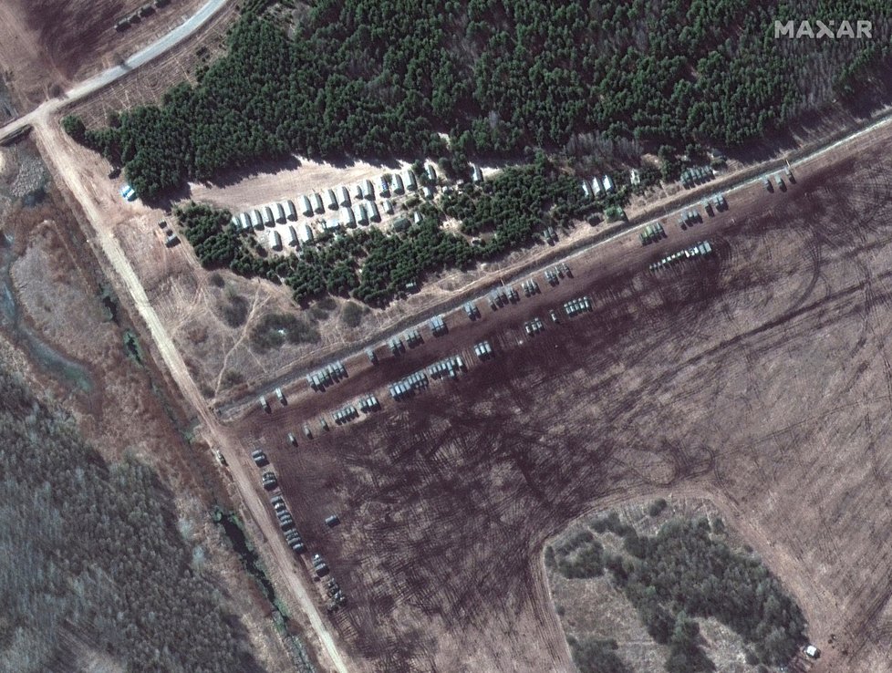 Satelitní snímky zachycují vojenské jednotky u běloruského Dublinu.