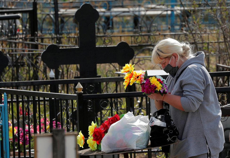 Bělorusové vyráží na hřbitovy s rouškami (28.4.2020).