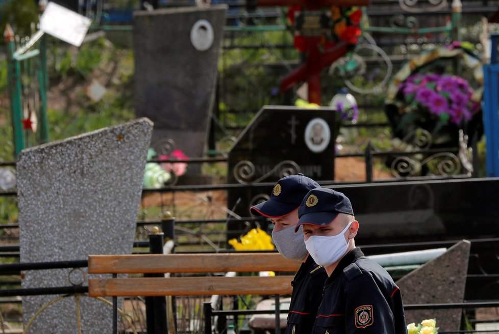 Bělorusové vyráží na hřbitovy s rouškami (28.4.2020)