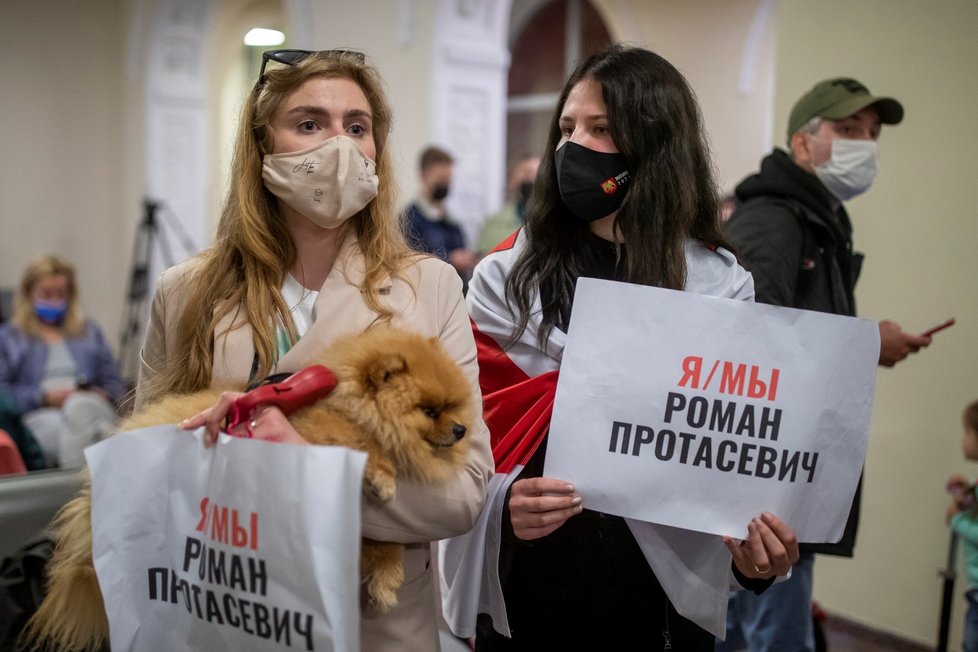 Bělorusko vyvolalo kritiku, když odklonilo letadlo, aby zatklo opozičníka