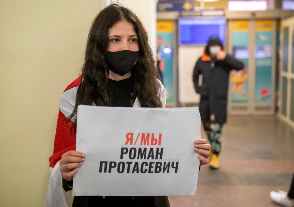 Bělorusko vyvolalo kritiku, když odklonilo letadlo, aby zatklo opozičníka
