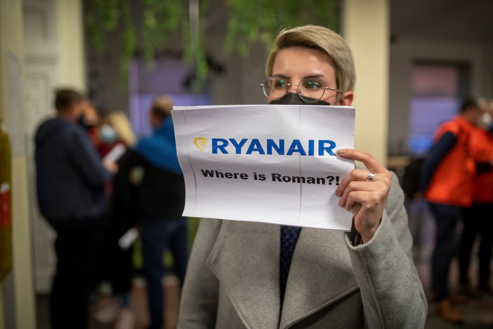 Bělorusko vyvolalo kritiku, když odklonilo letadlo, aby zatklo opozičníka.