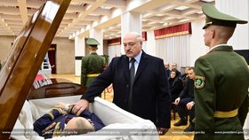 V Bělorusku pohřbili ministra zahraničí Makeje; přišel Lukašenko, nepřišel syn.