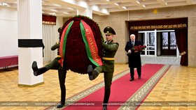 V Bělorusku pohřbili ministra zahraničí Makeje; přišel Lukašenko, nepřišel syn.