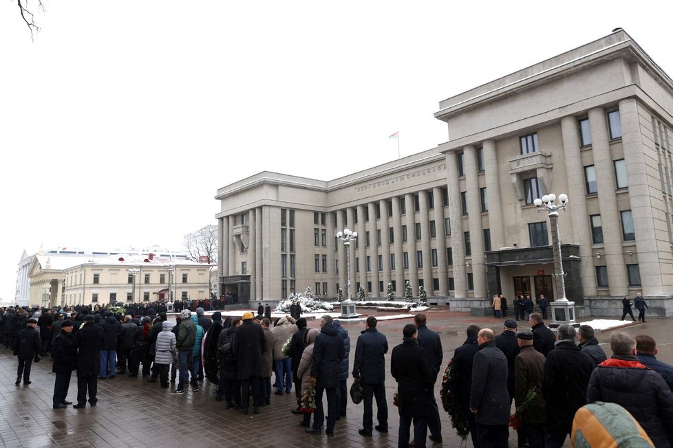 V Bělorusku pohřbili ministra zahraničí Makeje. Přišel Lukašenko, nepřišel syn.