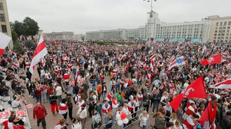 V Minsku proti Lukašenkovi demonstrovalo více než sto tisíc osob 