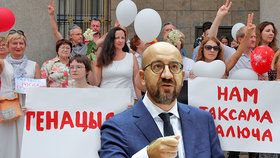 "Jsme na vaší straně," vzkázal Michel demonstrantům v Bělorusku.