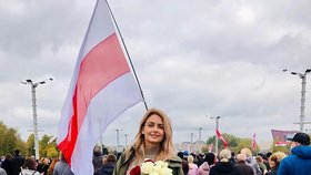 Po jedné z pokojných demonstrací proti režimu ji policajti sebrali, od té doby bručí.