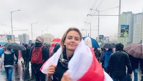 Po jedné z pokojných demonstrací proti režimu ji policajti sebrali, od té doby bručí.