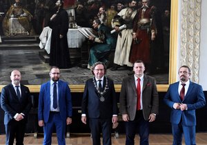 Náměstek pražského primátora Petr Hlaváček (uprostřed) přijal 9. srpna 2021 v Praze představitele běloruské demokratické opozice v současnosti žijící v exilu. Zleva Vadzim Prakopej, Anatolij Kotav, Dzmitryj Balkunec a Auhen Sidoryk.