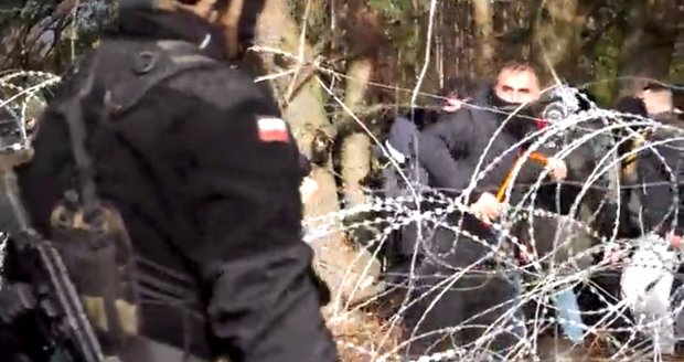 Prolomili plot! Nápor Lukašenkových migrantů na polské hranici sílí, Merkelová volala Putinovi