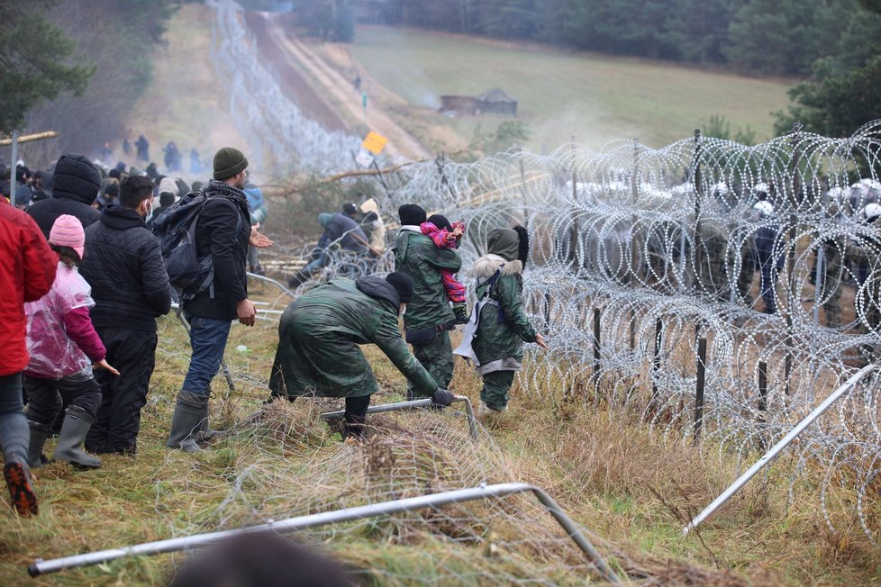 Migranti na hranici mezi Polskem a Běloruskem