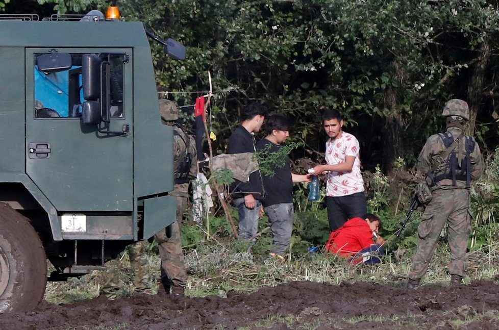 Polský prezident Duda vyhlásil výjimečný stav na hranicích s Běloruskem.