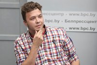 Neohrabaná propaganda. Expert ukázal na podivnosti tiskovky se zadrženým Pratasevičem