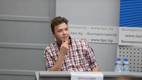 Vězněný běloruský opoziční novinář Raman Pratasevič na tiskové konferenci s Minsku (14. 6. 2021)