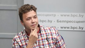Vězněný běloruský opoziční novinář Raman Pratasevič na tiskové konferenci s Minsku (14. 6. 2021)