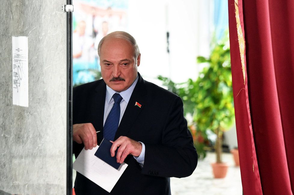 Volby v Bělorusku: Lukašenko u volební urny, (9. 8. 2020).