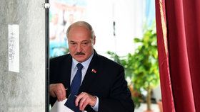 Volby v Bělorusku: Lukašenko u volební urny (9.08.2020)