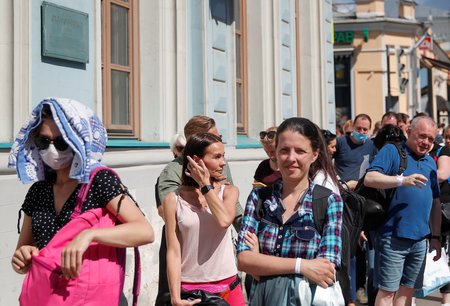Volby v Bělorusku: Fronta před běloruskou ambasádou v Moskvě (9.08.2020)