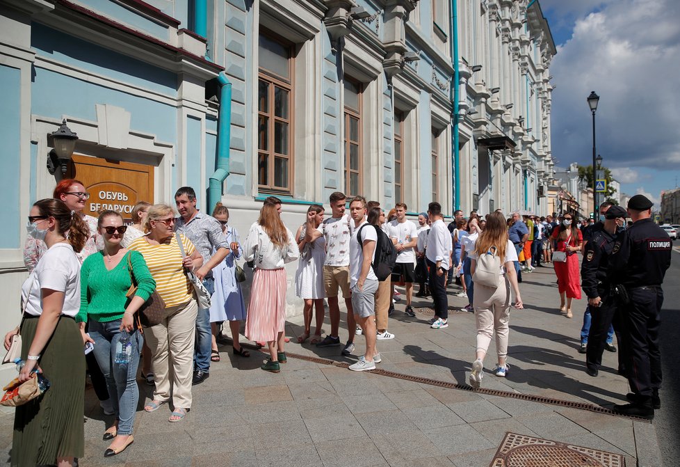 Volby v Bělorusku: Fronta před běloruskou ambasádou v Moskvě (9.08.2020)