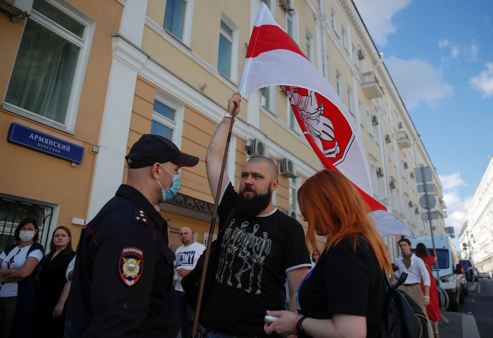 Volby v Bělorusku: Fronta před běloruskou ambasádou v Moskvě (9.08.2020)