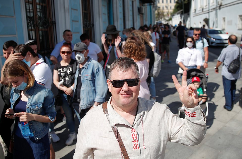 Volby v Bělorusku: Fronta před běloruskou ambasádou v Moskvě, (9.08.2020).