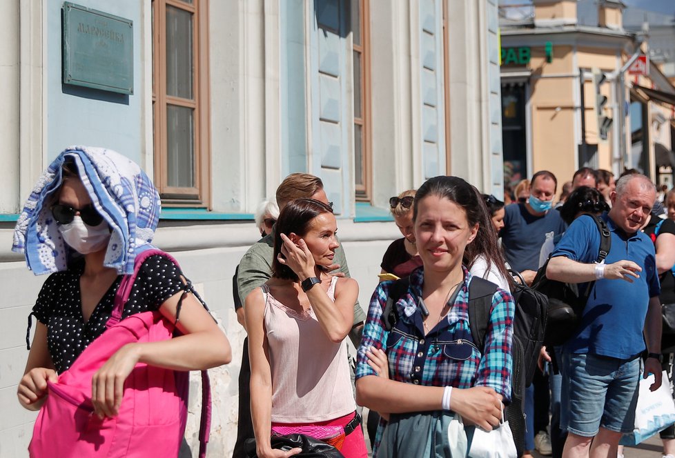 Volby v Bělorusku: Fronta před běloruskou ambasádou v Moskvě, (9.08.2020).