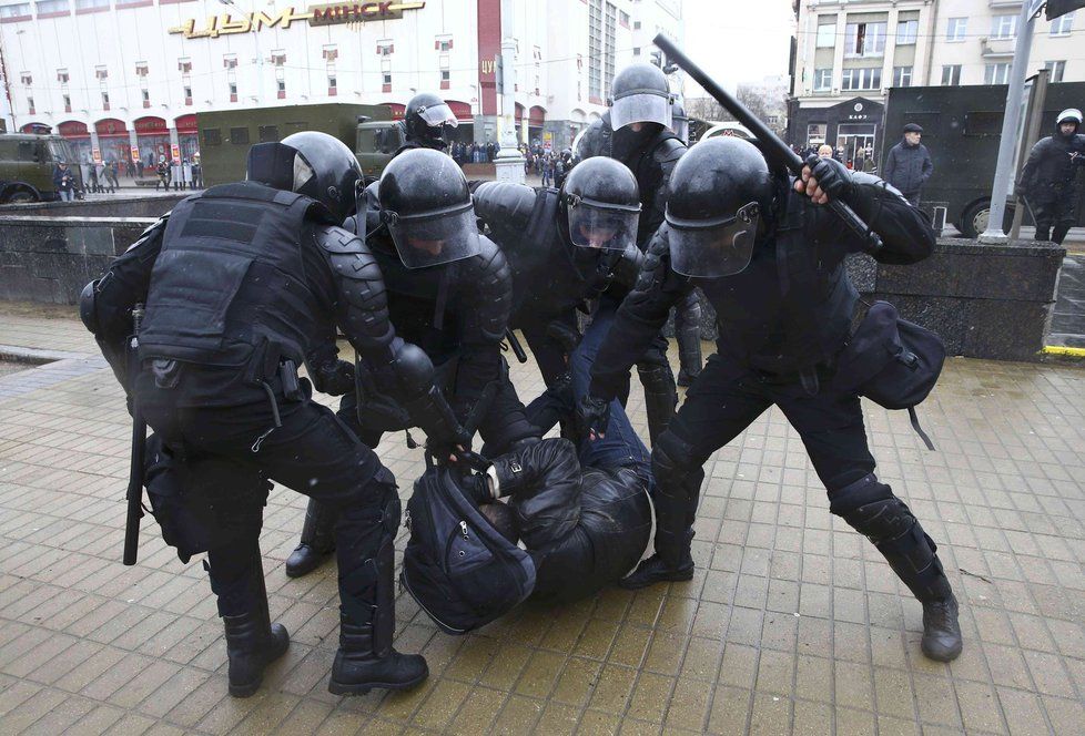 Běloruská policie potlačuje protesty, které opozice organizuje proti nové dani pro nezaměstnané