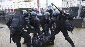 Běloruská policie potlačuje protesty, které opozice organizuje proti nové dani pro nezaměstnané.