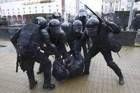 Bělorusko zadrželo obránce lidských práv. Zatklo i kandidáta na prezidenta